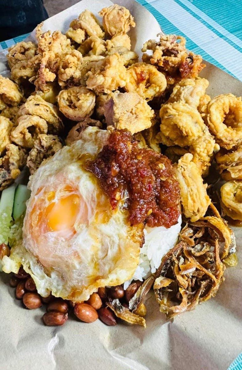 MalayFoodHunter's tweet photo. Port ni dekat Tasik Biru, Rawang je.. Nasi goreng Udang RM15, Nasi Goreng Sotong RM30 .  Nasi lemak sotong/udang selambak RM33 . Puehhh hatiiii makan! Fresh dan panas-panas pulak tu 😍

[ Warung Celup Tepung Viral TokBah]
📍 Foodcourt Tasik Biru, Kundang, Rawang https://t.co/5ZtSfi81nr