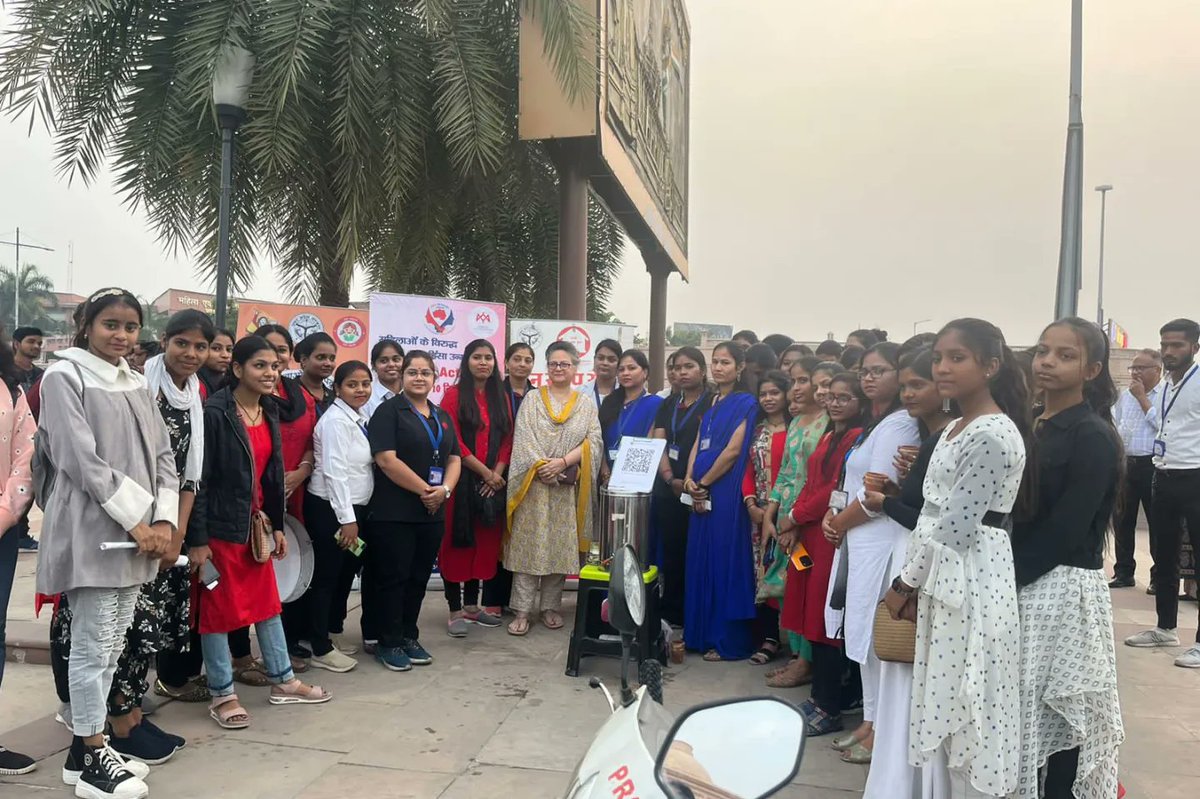 Usharedbrigade's tweet image. “एक चाय महिला सम्मान में”  के कार्यक्रम में 181 की अर्चना सिंह और ऐमरेन फाउंडेशन की रेणुका टंडन ने कार्यक्रम में अतिथि  के रुप आकर वहां की शोभा बढ़ाई और साथ ही रेडब्रिगेड टीम का हौसला बढ़ाया।

#redbrigade #nowlucknow #selfdefence #safewomen