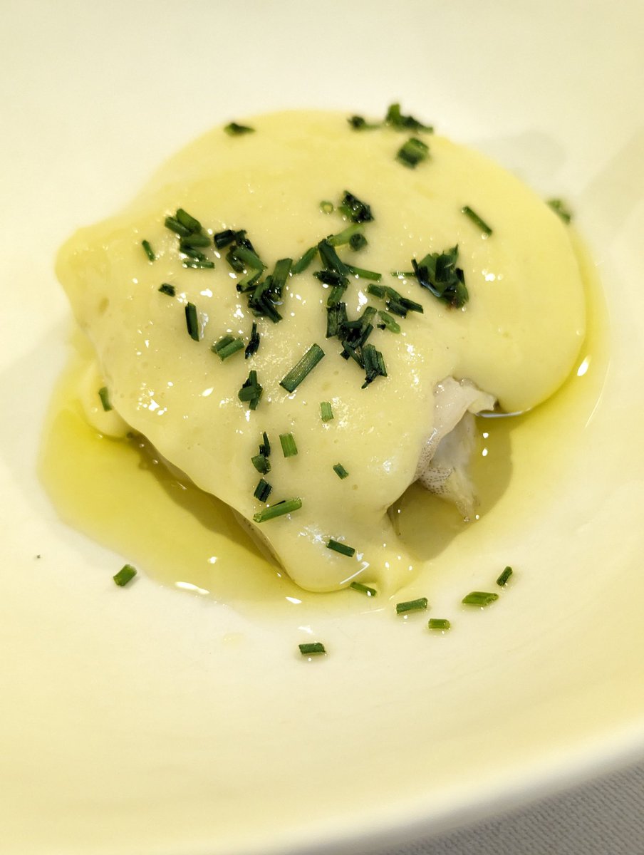 miguelllano's tweet photo. Voy con el segundo de esta serie de grandes de Asturias. Un restaurante clásico de los que si estuvieran en otros lugares no dejaríamos de hablar! El Asador de Abel Casa Farpon de @JavierFarpon   donde oficina @Sumillermurcia . Salpicón, kokotxa (sublime), chorizo y mantequilla. https://t.co/mTDiQ5hcsG