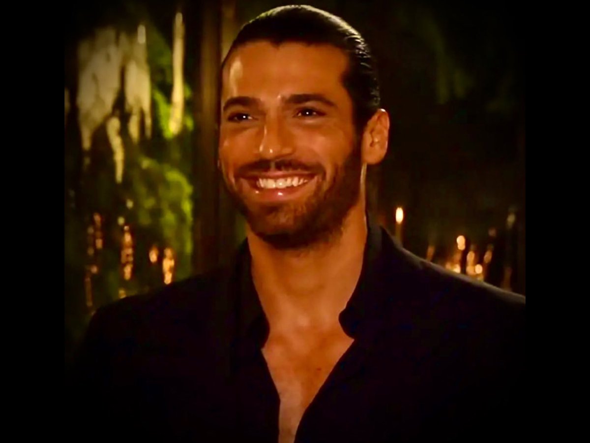 Por la felicidad que sentimos cuando te vemos sonreír
Por el futuro lindo que tus ojos anuncian por venir 
Por la magia de tu rostro que siempre nos hace sentir

Buenos días con Can ❤️
#CanYaman