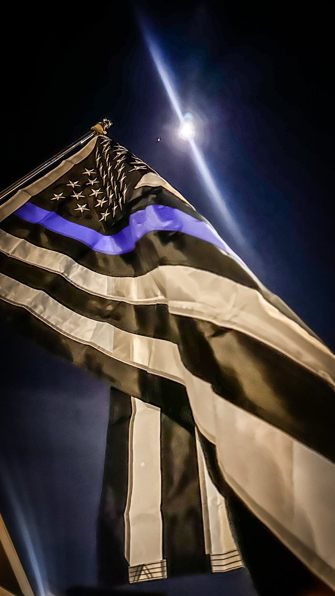 trooproadie's tweet photo. Supporting the #thinblueline #policefamily #policedad https://t.co/EcUyJ3MOr1