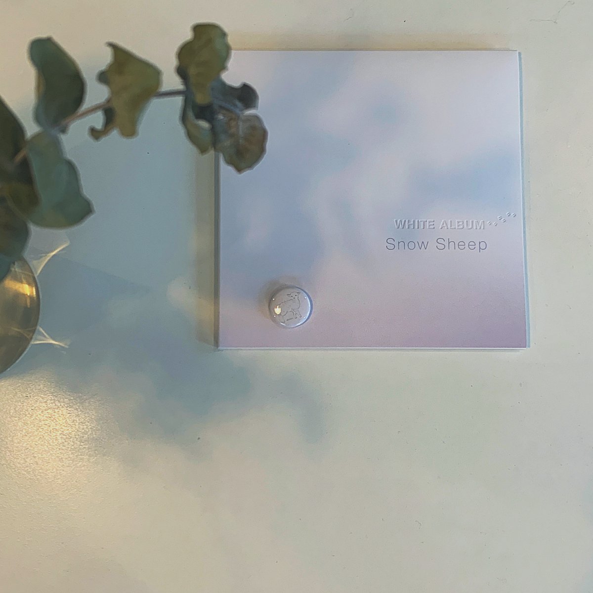 disquesbluevery's tweet photo. 今春リリースしたSnow Sheep 1st album "WHITE ALBUM" いよいよ季節到来です!!
Snow Sheepは近藤健太郎(The Bookmarcs,the Sweet Onions),高口大輔 (the Sweet Onions)と小林しの(ex.Harmony Hatch) 3人組男女ツインボーカルインディーポップバンド。
fumika arasawaさんによるジャケも凄いです!! https://t.co/FOxq6PXSZm