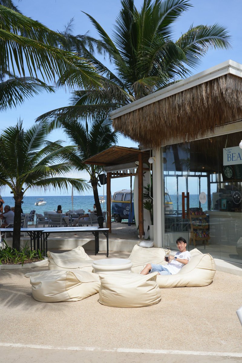 Relationtripsss's tweet photo. ไปจิบ #Starbucks ริมทะเล ที่ The Beach Phuket , Beach Club เปิดใหม่วิวปังมากกก ริมหาดบางเทา #ภูเก็ต พระอาทิตย์ตกโคตรสวยที่นี่ 
#ReviewThailand @Review_Thailand #เที่ยวภูเก็ต https://t.co/Xx9wsGxM9P