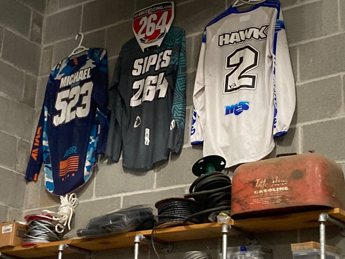 timber_custom's tweet photo. @the_bhawk As my home visit rapidly comes to a close—
Pretty cool to see that  my hero’s, have hero’s too.  No kidding buddy.  Awesome stuff 👍 https://t.co/ed5VsdfWgr