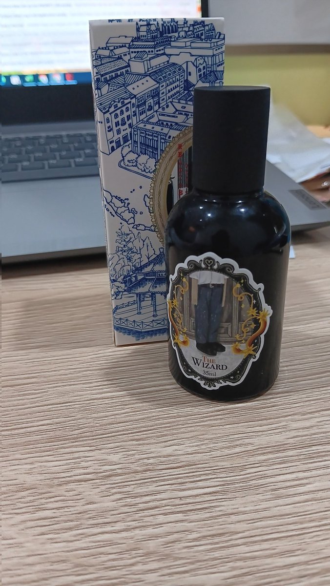 sungjinpaws's tweet image. Berbulan bulan nunggin the wizard @helloreadyset akhirnya kebagian juga. Ini katanya mirip parfumnya Haechan yg Dyptique Orpheon