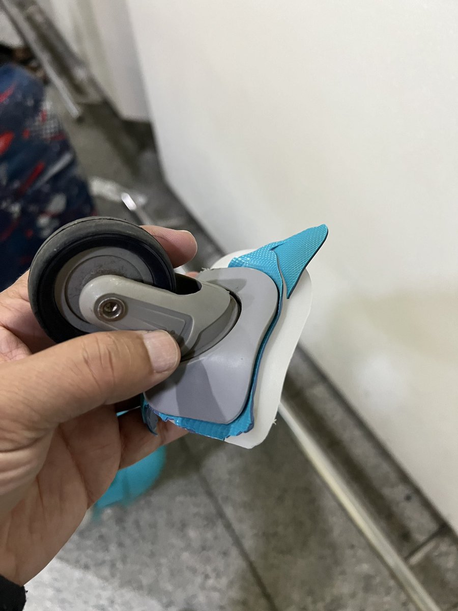 ChefAnu's tweet photo. @IndiGo6E that’s the way they expertly handle the luggage of valued customers extremely bad and disappointing ,Kolkatta to Hyderabad flight you guys are terrible https://t.co/qwHtiTyrEj