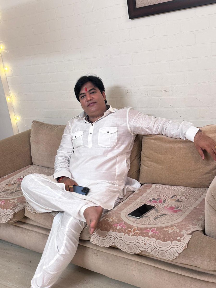 vivekkumar84's tweet photo. #Follow_🔙_बैक मिलेगा !
मैं @samajwadiparty में एक दायित्व पर हूं लेकिन मैं सबको फॉलो 🔙 बैक दूंगा !
क्योंकि मैं जो कुछ हूं अपने पार्टी के सिद्धांतो , कार्यकर्ताओं, समर्थकों और मुद्दो पर प्रहार के कारण हूं !
मैं सिर्फ एक शरीर हूं आत्मा कार्यकर्ता और हृदय पार्टी है 🙏🏻 https://t.co/oSwccUCubJ
