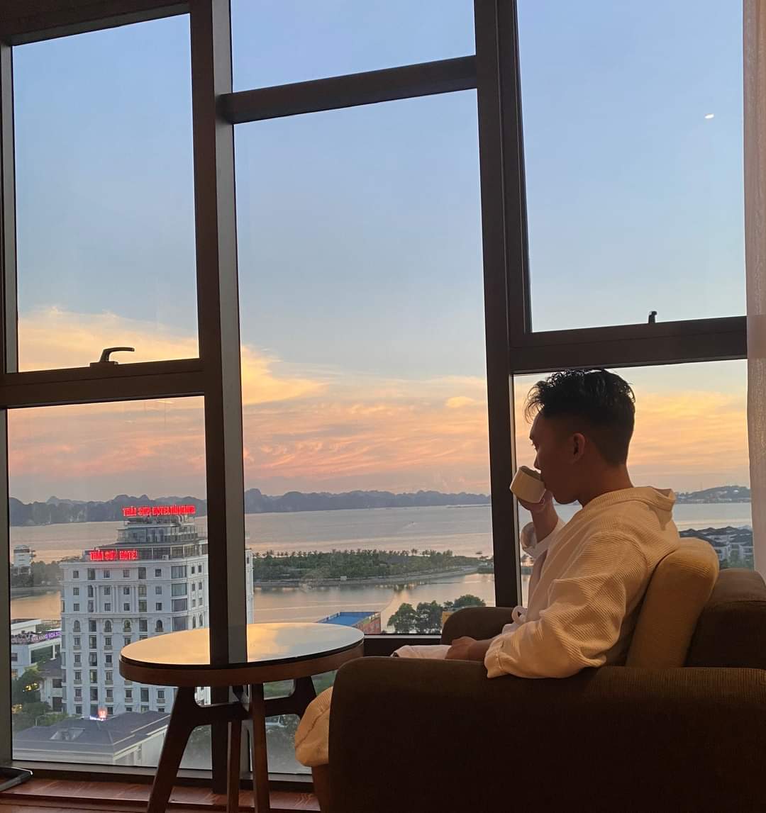 TraiHHong6's tweet photo. Biển và..... Ai? https://t.co/2VVyCDReKv