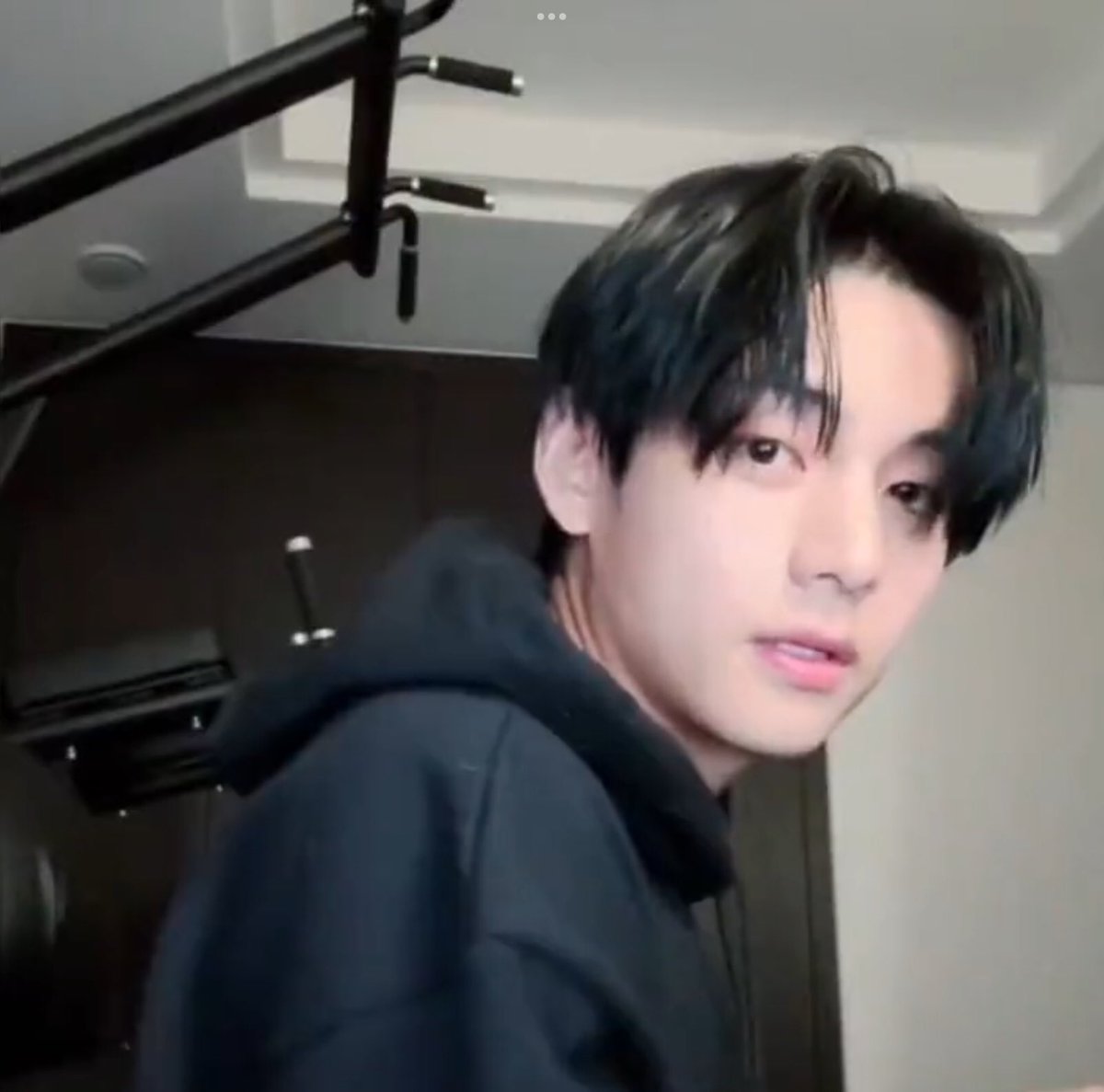 สาเหตุของน้ำตา = พี่แทฮยองหล่อ 😭😭😭😭😭