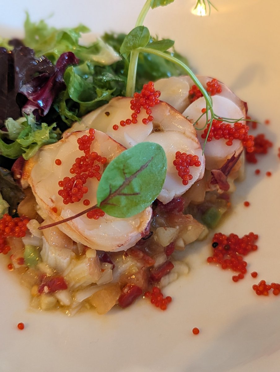 miguelllano's tweet photo. Y por último en esta 'terna' de lunes, nos vamos Lena. A vivir la experiencia de un restaurante con Sol Repsol, mención en la Michelin y una cocina y sala clásica que engancha: Restaurante Roble, de Jairo Rodríguez y Paula Lamas.  Salpicón de bogavante; setas caldo de carne... 🧶 https://t.co/q44LdSq0SC