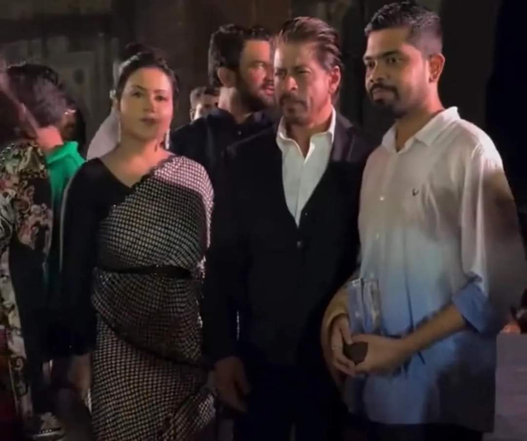 MonikaBeing's tweet photo. #ShahRukhKhan @iamsrk at the 26/11 tribute event in #MumbaiTerrorAttacks #gateofindia https://t.co/5VehCsxZ4F