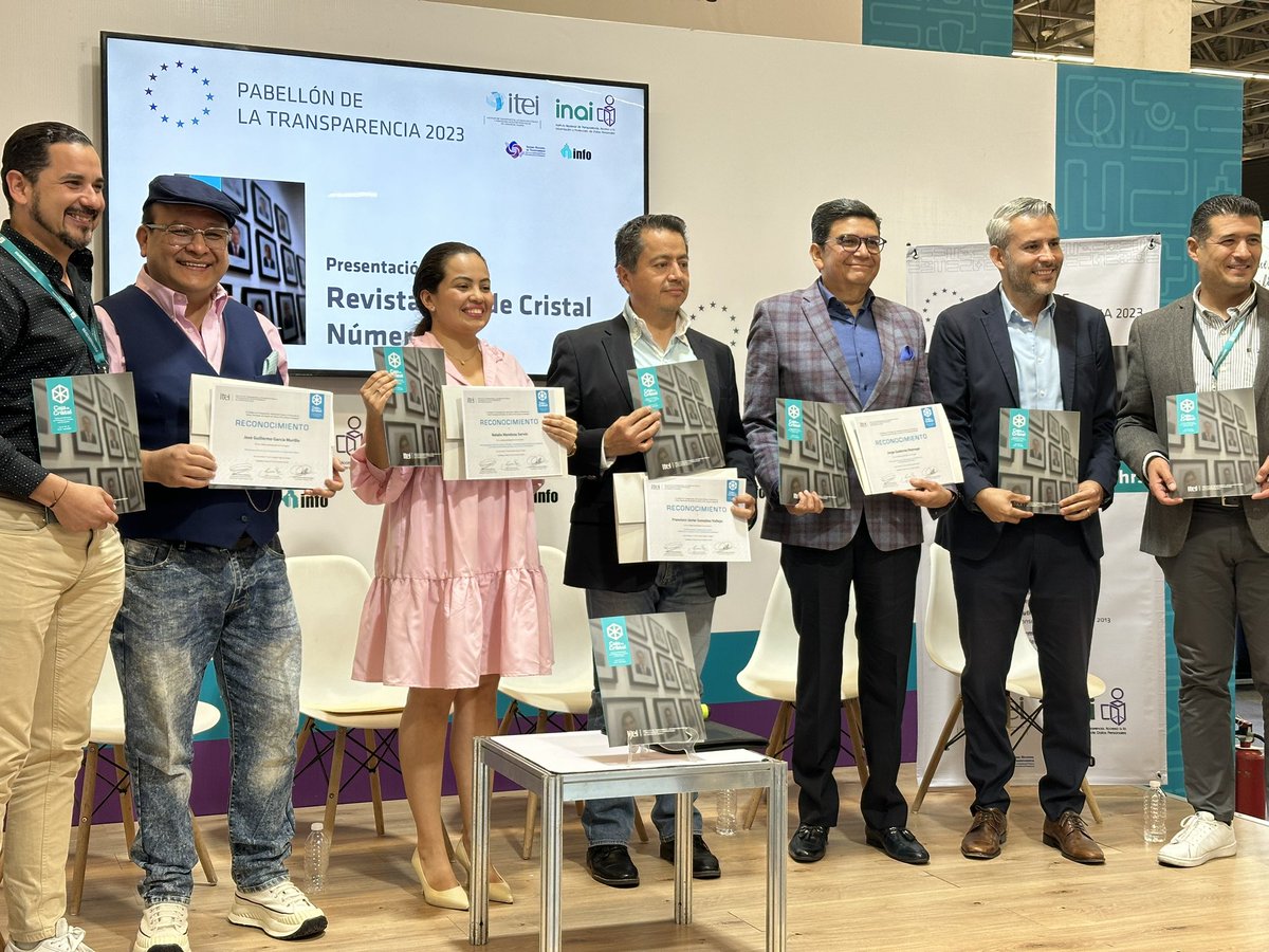 EduardoArriola's tweet photo. Hoy en la @FILGuadalajara en el #pabellondelatransparencia se realizó la presentación de la revista caja de cristal #17 gracias por la oportunidad de ser nuevamente dictaminador ya por 10 ediciones consecutivas! Animas! #PoderSaber #PDP https://t.co/JHQaVRhP7p