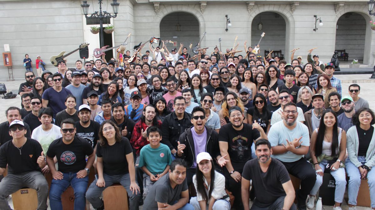Hoy más de 200 fans peruanos de <a href="/foofighters/">Foo Fighters</a> nos reunimos a tocar My Hero, en un ensayo para nuestro evento del dom 3. Somos los #FooPeruvianHeroes y queremos decirle a la banda que aquí en Perú los amamos y los esperamos!