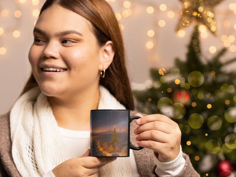 Introducing our limited edition Christmas-themed color-changing coffee mug! 🎄☕️ Get into the holiday spirit with our beautiful ceramic mug featuring a Christmas city landscape. Perfect for sipping your favorite festive drinks! 🎅🏼🌟 #ChristmasMug  buff.ly/3QVAR9h