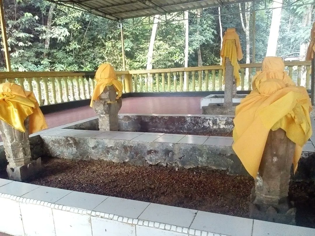 heritage_siak's tweet photo. SIAK - SELANGOR ADALAH BERSAUDARA
(ZIARAH MAKAM MOYANG SULTAN SELANGOR) 
🙏🙏🙏

------

JEJAK WARISAN KESULTANAN JOHOR RIAULINGGA PAHANG 

Assalamualaikum sahabat dan rakan - rakan..
Hari ini Admin muatnaik berziarah makam Daeng Celak. Siapakah Daeng Celak? https://t.co/deG8qXK9zj