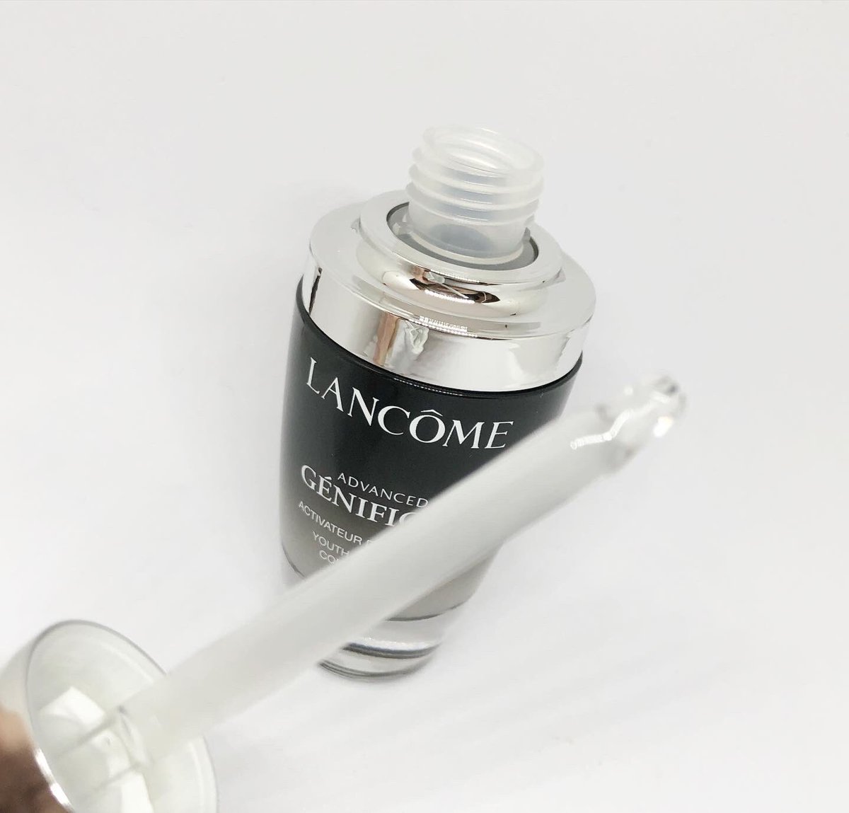 oteoteiotei2's tweet image. #ランコム #ジェニフィックアドバンスト の #使用レビュー。

高級感のある容器が気分上がる✴︎
スポイトで1回分吸い上げてくれる仕様。
テクスチャーはややとろみがあり、肌にすっと馴染んでいくような使い心地です。
香りはローズ系です。