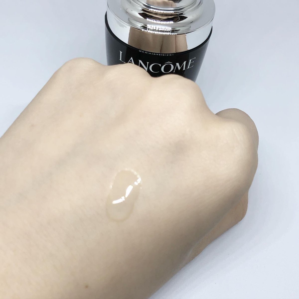 oteoteiotei2's tweet image. #ランコム #ジェニフィックアドバンスト の #使用レビュー。

高級感のある容器が気分上がる✴︎
スポイトで1回分吸い上げてくれる仕様。
テクスチャーはややとろみがあり、肌にすっと馴染んでいくような使い心地です。
香りはローズ系です。