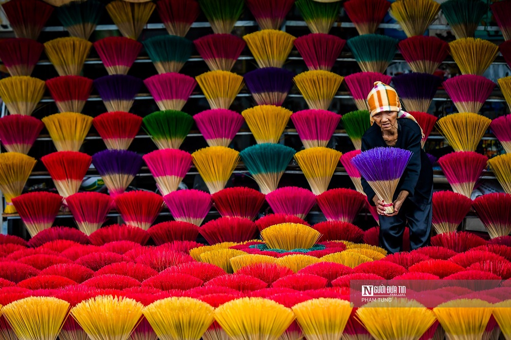 testusername4's tweet photo. Thuy Xuan incense making village of Hue

     Thuy Xuan incense making village is about 7km southwest of Hue city center. Up to now, Thuy Xuan is more than 700 years old. This place is considered one of the oldest traditional craft villages in Hue - Vietnam.
      Coming to the incense making village, the first image you will see is bunches of incense sticks. Like bouquets of flowers with many vibrant colors.
       These incense bouquets spread out in the sunlight and have a gentle scent of incense without being too strong. In addition, you will also easily learn about the steps of making incense manually. Besides watching, you can also participate in the steps of making an incense stick. Along with that, you can also explore the lives of the indigenous people here.