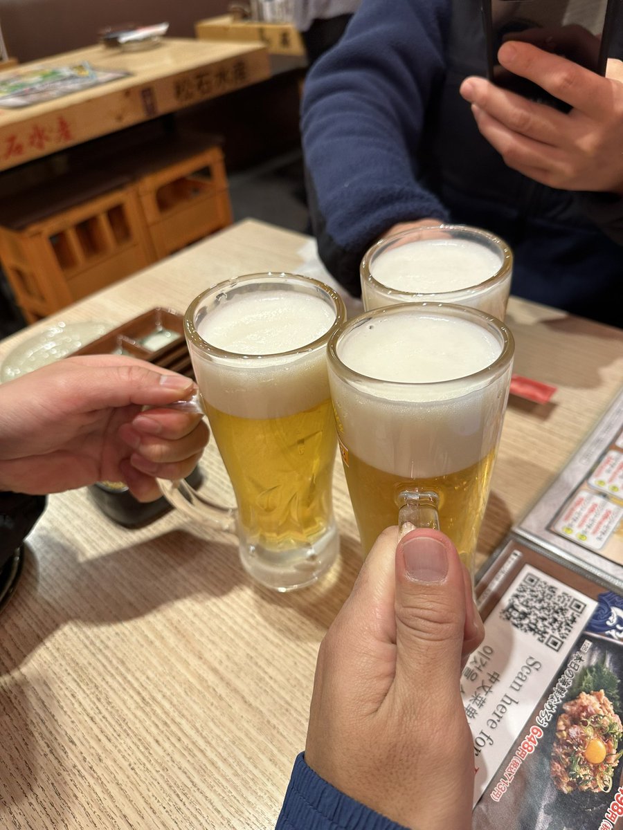 Ura_running's tweet photo. 帰りの電車内でレースの振り返り🚃
今回は人生2回目のフルマラソン

関東の寒さを甘く見て薄着🥶
体調不良が本当に辛かったけども、仲間と会えて楽しかったつくばマラソン

去年までは味わうことができなかった仲間がいることの偉大さ

文字数制限のためALTへ👀ﾐﾃﾈ

#つくばマラソン
#イケオジ軍団 https://t.co/Ve93DM5xJx