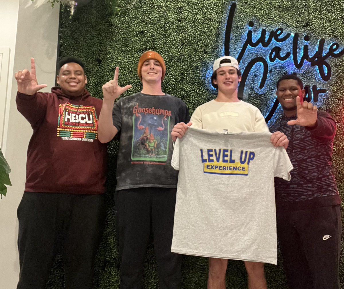 levelupexp_'s tweet photo. Not 1, not 2, but 3 interviews in one show! Thank you guys for coming out and talking ball with us! Keep balling!
@King1Darius @mekhi4u
@boykins2312
@Htx_Owens @owenncarterr
#LevelUpExp #Podcast #HTown #txhsfb #playoffs https://t.co/JHlmhIlzjF