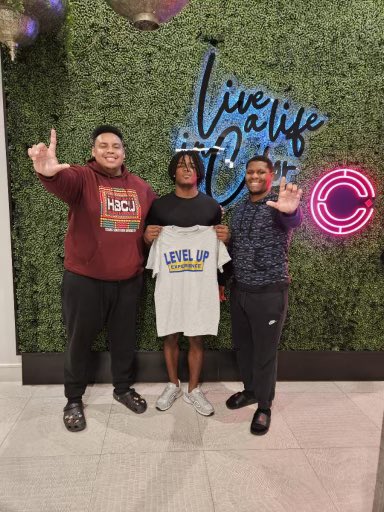 levelupexp_'s tweet photo. Not 1, not 2, but 3 interviews in one show! Thank you guys for coming out and talking ball with us! Keep balling!
@King1Darius @mekhi4u
@boykins2312
@Htx_Owens @owenncarterr
#LevelUpExp #Podcast #HTown #txhsfb #playoffs https://t.co/JHlmhIlzjF