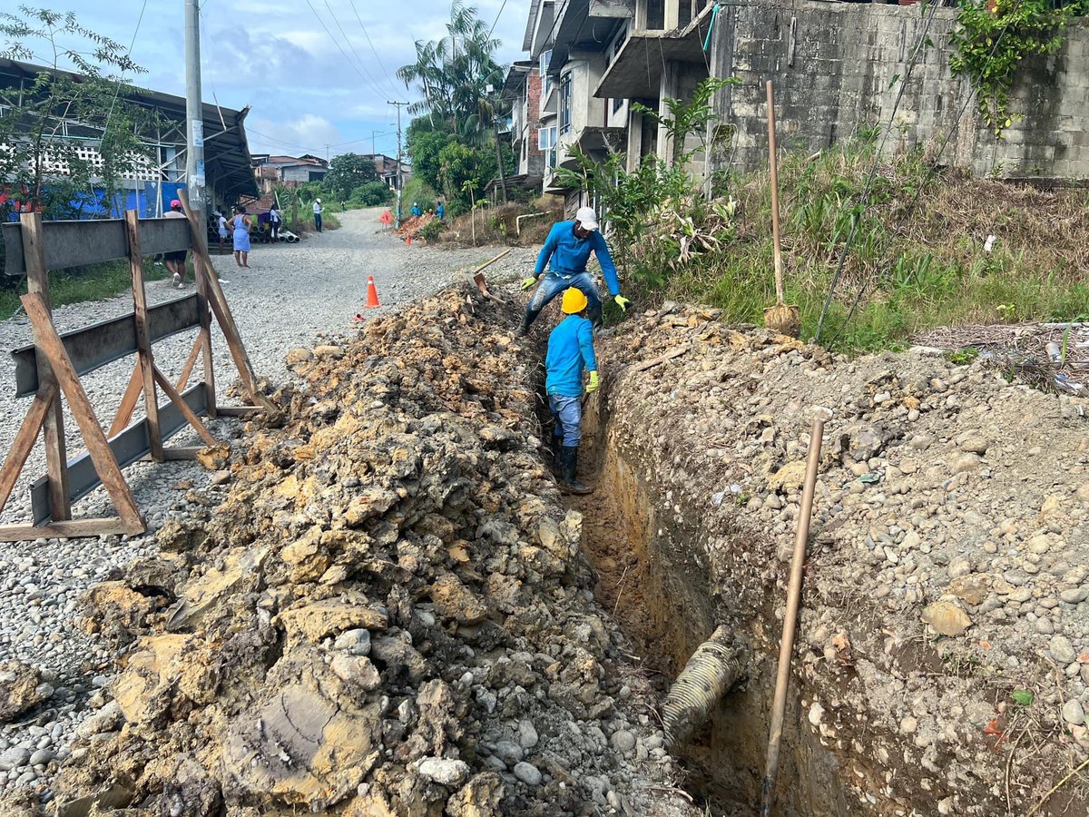 AcueductoT's tweet photo. 🚧 ¡Avanzamos con paso firme! El Consorcio Obras Santa Bárbara 2023 está llevando a cabo la instalación de tuberías en el barrio San José Alto, como parte del proyecto de Optimización y Ampliación del Sistema de Acueducto en la cabecera urbana del municipio. https://t.co/EURsmefAW4