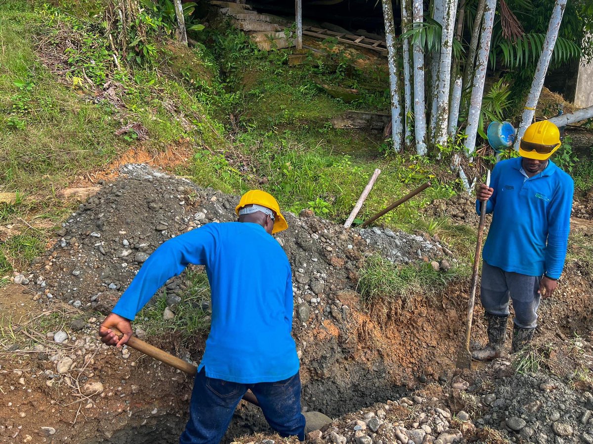 AcueductoT's tweet photo. 🚧 ¡Avanzamos con paso firme! El Consorcio Obras Santa Bárbara 2023 está llevando a cabo la instalación de tuberías en el barrio San José Alto, como parte del proyecto de Optimización y Ampliación del Sistema de Acueducto en la cabecera urbana del municipio. https://t.co/EURsmefAW4