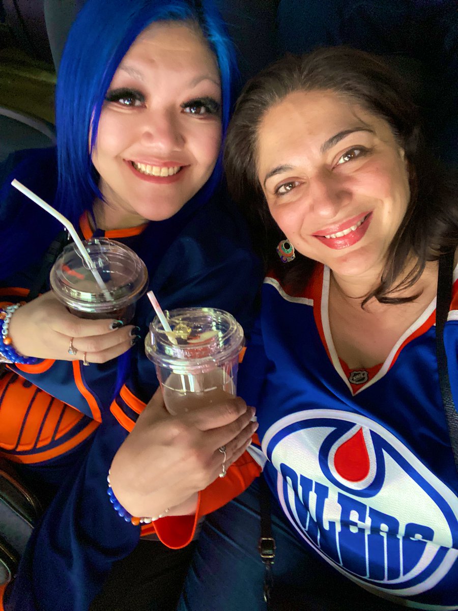 soulkhadija's tweet image. Been on the road a lot for work, so it’s a huge treat to be at only my 2nd game of the season with my fave Oilers friend Kat!! @Mz_Kat 
😍😍🧡💙 #birthdaygame
#LetsGoOilers #FreePalestine