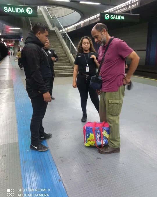 Detectives de la Delegación Municipal El Valle, realizaron dispositivo de seguridad dentro y fuera de la estación Coche del sistema metro de Caracas, brindando protección al pueblo la ciudadanía.
 
 #SomosConstructoresdePaz