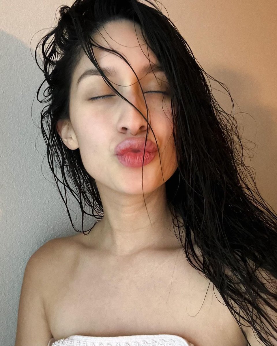 anthavez54's tweet photo. Looking for someone nice to kiss 😘 https://t.co/XglpU94ciO