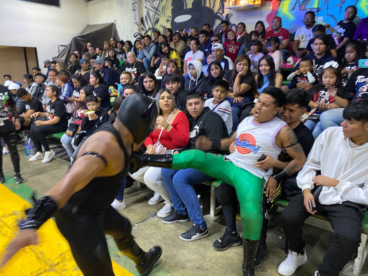 LaTijeraLucha's tweet image. La lucha semifinal es para el bando técnico de #RustoBlack, #BlackMoria y #DeathMagic, sobre #DragonSupremo, #Tridente y #Vertical, en vibrante lucha en el #GimnasioYArena02DeJunio, en el gran festejo para el profesor #TonyCirio de todos sus alumnos...
#latijeraluchalibre