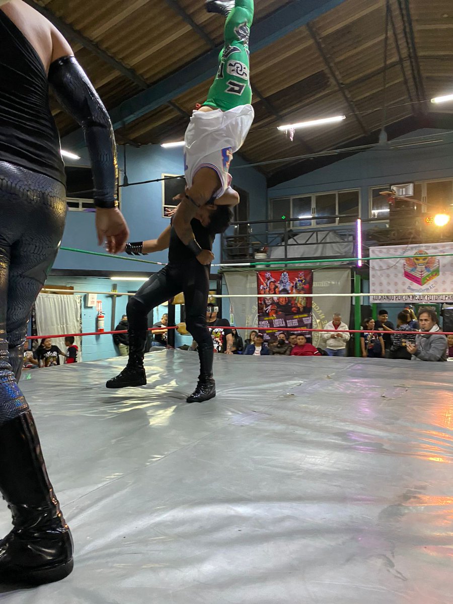 LaTijeraLucha's tweet image. La lucha semifinal es para el bando técnico de #RustoBlack, #BlackMoria y #DeathMagic, sobre #DragonSupremo, #Tridente y #Vertical, en vibrante lucha en el #GimnasioYArena02DeJunio, en el gran festejo para el profesor #TonyCirio de todos sus alumnos...
#latijeraluchalibre