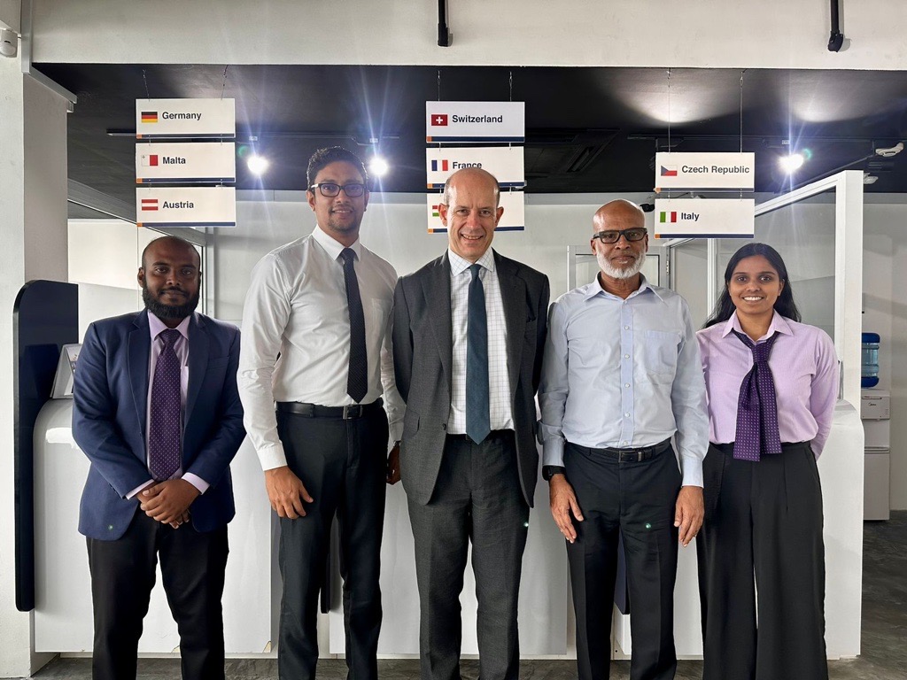 FranceinColombo's tweet photo. Depuis le 12 novembre, @VFSGlobal a ouvert des guichets France dans le centre VFS Malé. Le dépôt  des  dossiers auront lieu tous les dimanches matin auprès de ce centre. @JFPactet a visité le VFS Malé et félicité les équipes pour la bonne mise en œuvre des opérations d’ouverture. https://t.co/IB3QKMGKQS