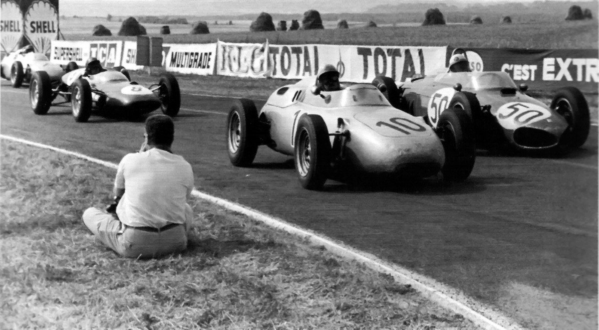 VintageLastFlag's tweet image. .
🏁#raceday vol-236 #Racing #F1 #Porsche #Lotus #Ferrari 🏁

The 1961 French Grand Prix at Reims. In first, Joakim Bonnier in a Porsche 718, in second, Giancarlo Baghetti in a Ferrari 156, and in third, Jim Clark in a Lotus-Climax 21. Mr. Baghetti got his only Formula 1 win ...