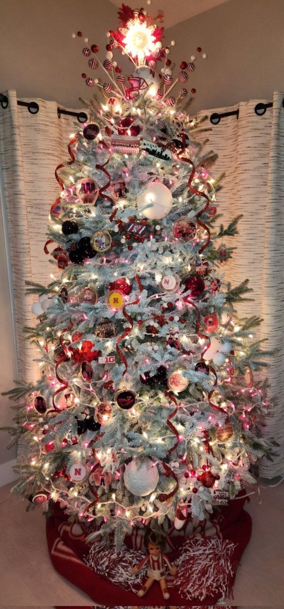 __mikebradley__'s tweet image. Unofficially the OFFICIAL tree of UNL🤣. Steph let Kaiden and I decide the theme for this year&apos;s Christmas tree and then knocked it out of the park.She handmade a lot of the ornaments and it&apos;s amazing.Happy Holidays! GBR!❤️🎄🧑‍🎄 @Smoocher8111 @KaidenBradley15  @alexis_bradley8