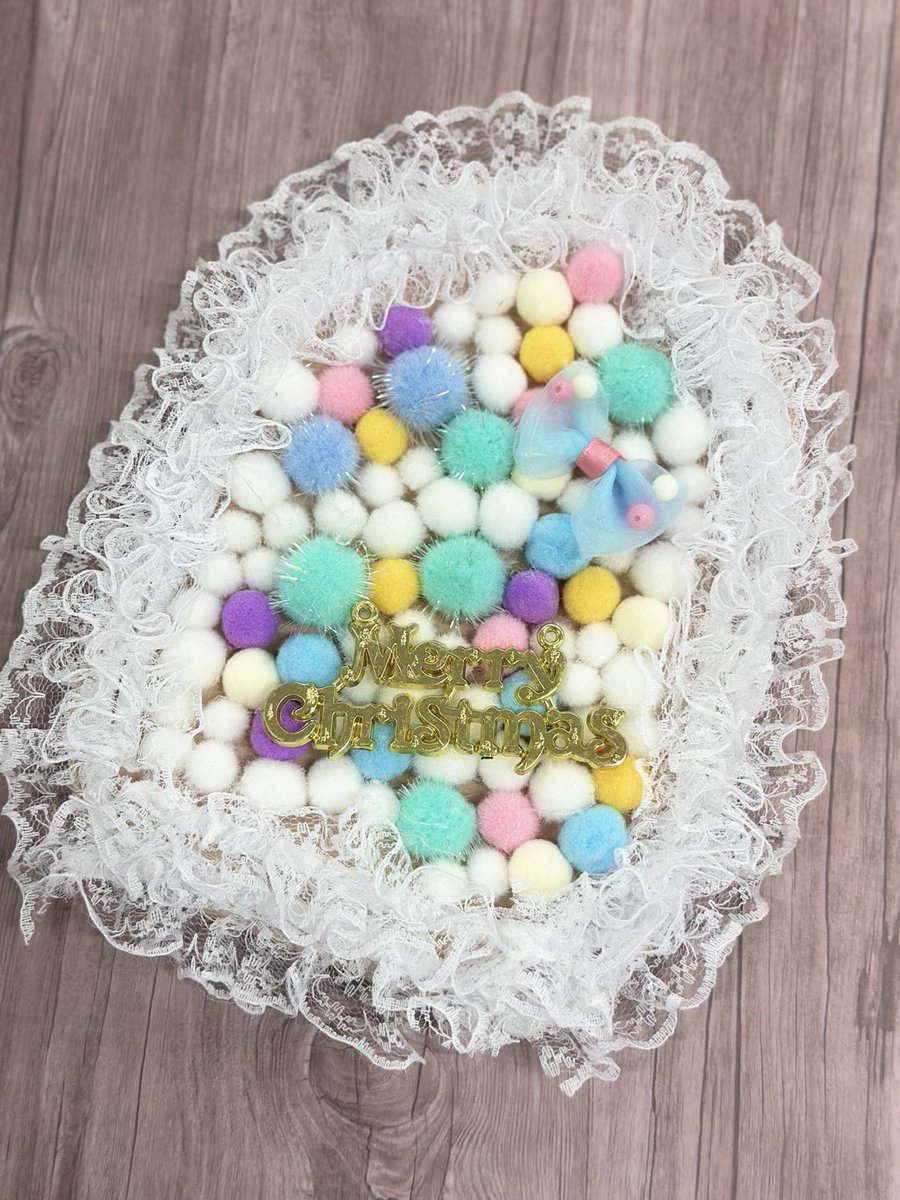 Araimedical's tweet image. ⛄️デコパウチ投稿　第8弾🙊👑

今回はこの時期にピッタリなクリスマスシリーズ🎄🤍🤶

1枚目はカラフルな毛玉と白のレースでステキな雪景色がイメージできますね❄️💡

2枚目は2色しか使われてないのにこのゴージャス感！🕺自分好みのクリスマスツリーを作りましょう🎄💝

#DPC2023
#デコパウチ