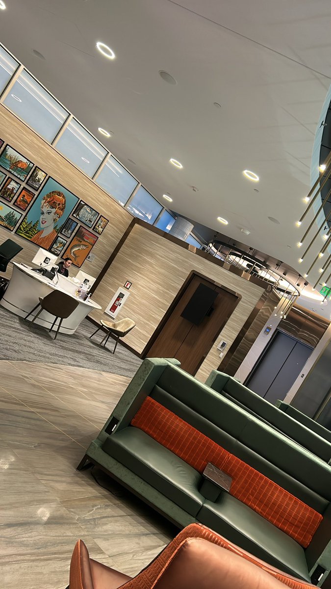Sunflower_Stays's tweet photo. @Delta Minneapolis Sky Club was the swankiest. Loved the vibe. #deltaskymileslife #delta #deltaskyclub #airlinepoints #travel #skyclub #minneapolis #minneapolisairport #delta https://t.co/93HJuovsSQ