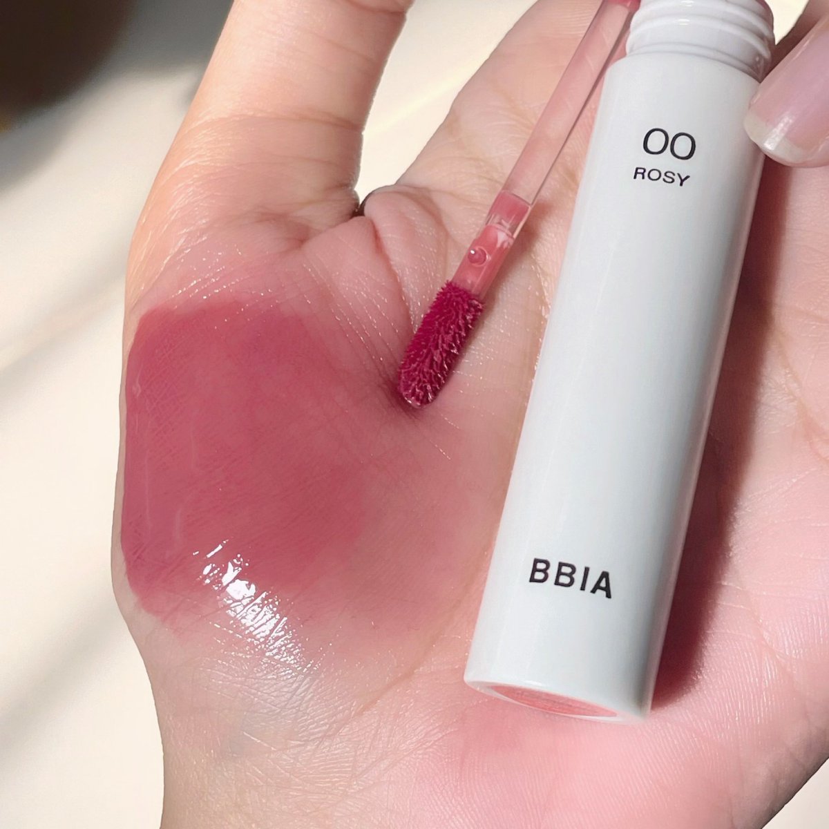 ลิป BBIA Glow tint สีใหม่ 00 Rosy 🌹สวยจนถอนหายใจ555 โทนกุหลาบๆอ่ะ ตุ่นๆ สวยม้ากกก ฉ่ำตะโกน แต่ไม่หนึบปาก สีโคตรดีเลย สีนี้ตอนมาใหม่ๆ หมดไว แล้วขาดไปนานมากก ส๊วยยย