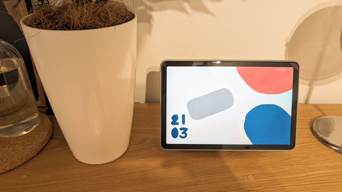 YusLog_0801's tweet image. 【119_ #PixelTablet】
#Google ストア の #ブラックフライデー セールで購入し、純正ケースが無料で付いてきました。
個人的にはAlexaからGoogleアシスタントに変更になりますが、これにより音楽再生を #YoutubePremium でできるようになったため、サブスク代を節約できます。