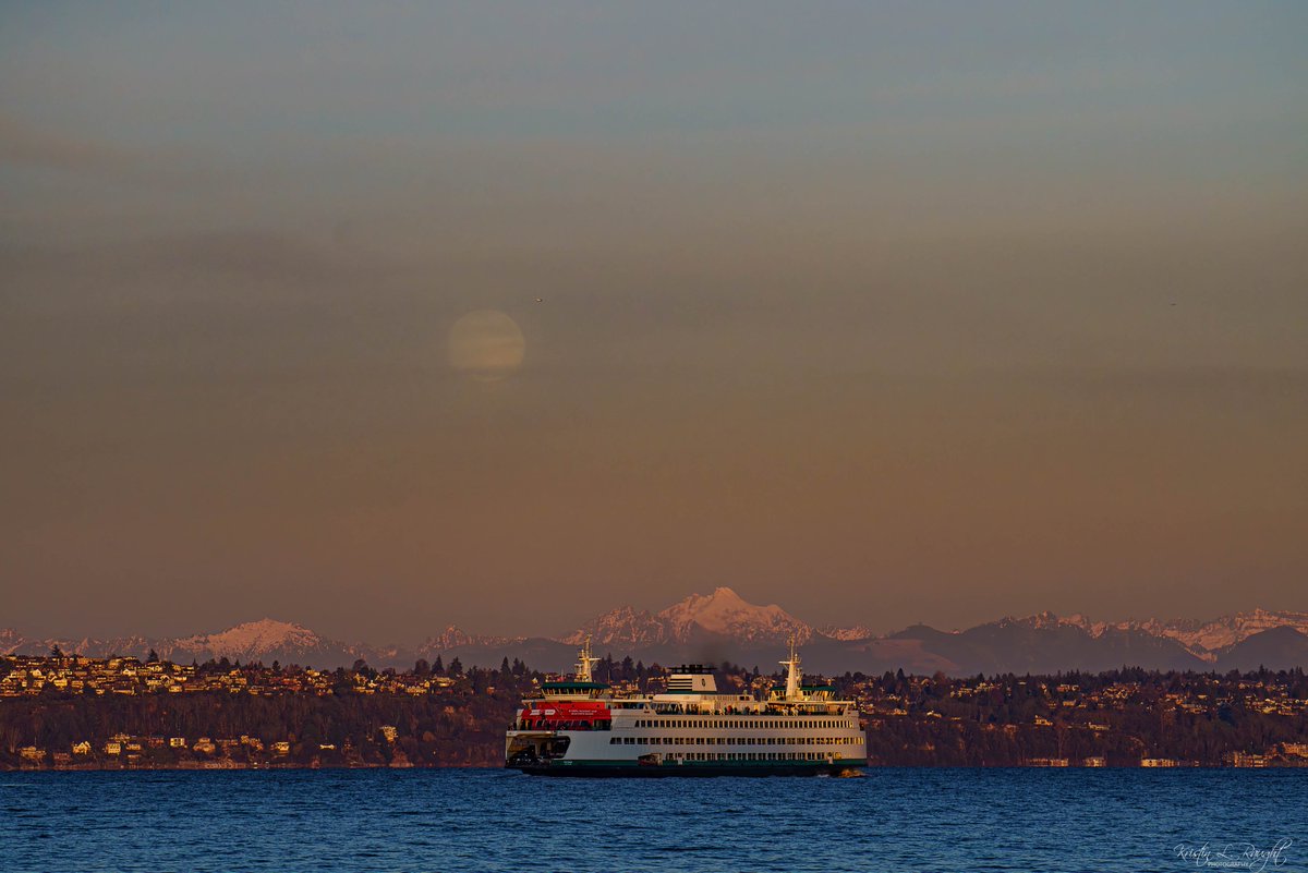 KristinLRaught's tweet image. It was so hazy tonight! The moon practically disappeared soon after it came up.