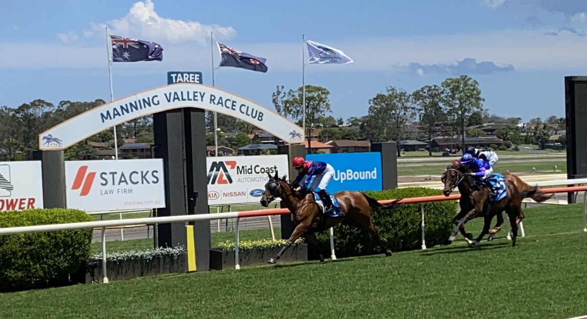 The day kicks off at @ManningClub with a local victory in the 1st by the Karen Owen trained Seething Chuck. A perfect front running ride by @madelineowen84 
Congratulations to the winning owners!
@AdrianO66386915