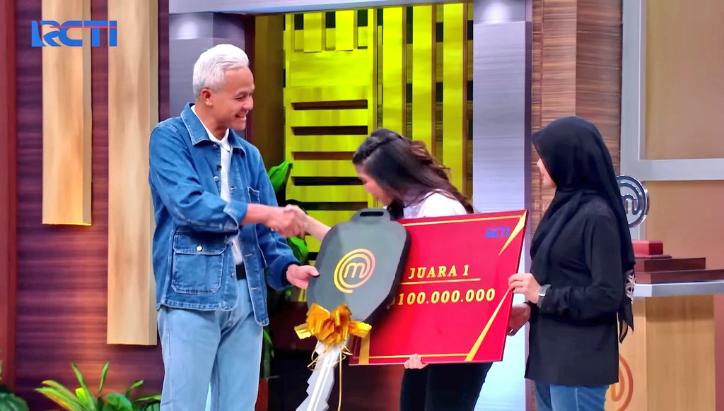 ARSIPAJA's tweet photo. Gordon Ramsay hadir di grand final masterchef indonesia https://t.co/jQdt09cqaL