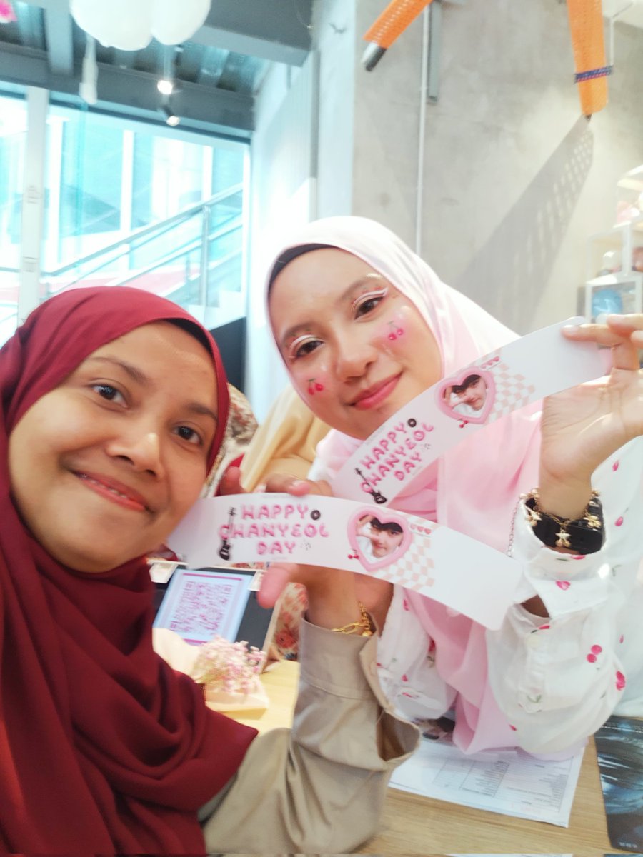 Chandyo4's tweet photo. #StayWithLoey #HappyLoeyDay #HappyChanyeolDay #SweetCherryBossDay 
#체리대장_찬열_HBD
#HappyChanyeolDay
Add 1 more memories day's. Tq girls😍😍🤗 https://t.co/PruW5OidW3