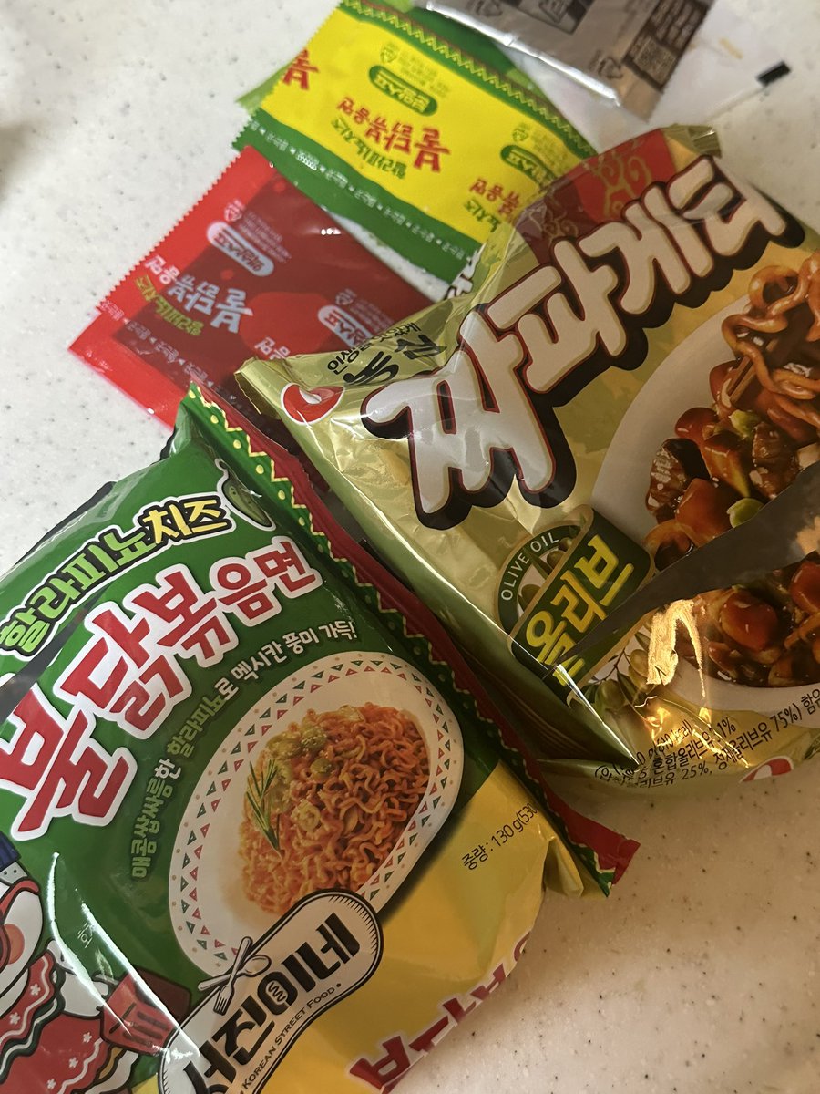 얘들아 짜파게티+할라피뇨치즈불닭 조합 섞어봐…
개미친맛
짜장 감칠맛 단맛 다음 치즈향이 은은하게 나면서 맵단짠 오짐 한국인이 경험할 수 있는 가장 자극적이고 맛있는 맛 그 차제다. 그래서 다먹으면 죄책감오짐…
짜파게티랑 불닭면 두께가 비슷해서 이질감도 없음

광고일 시 라면평생부숴먹음