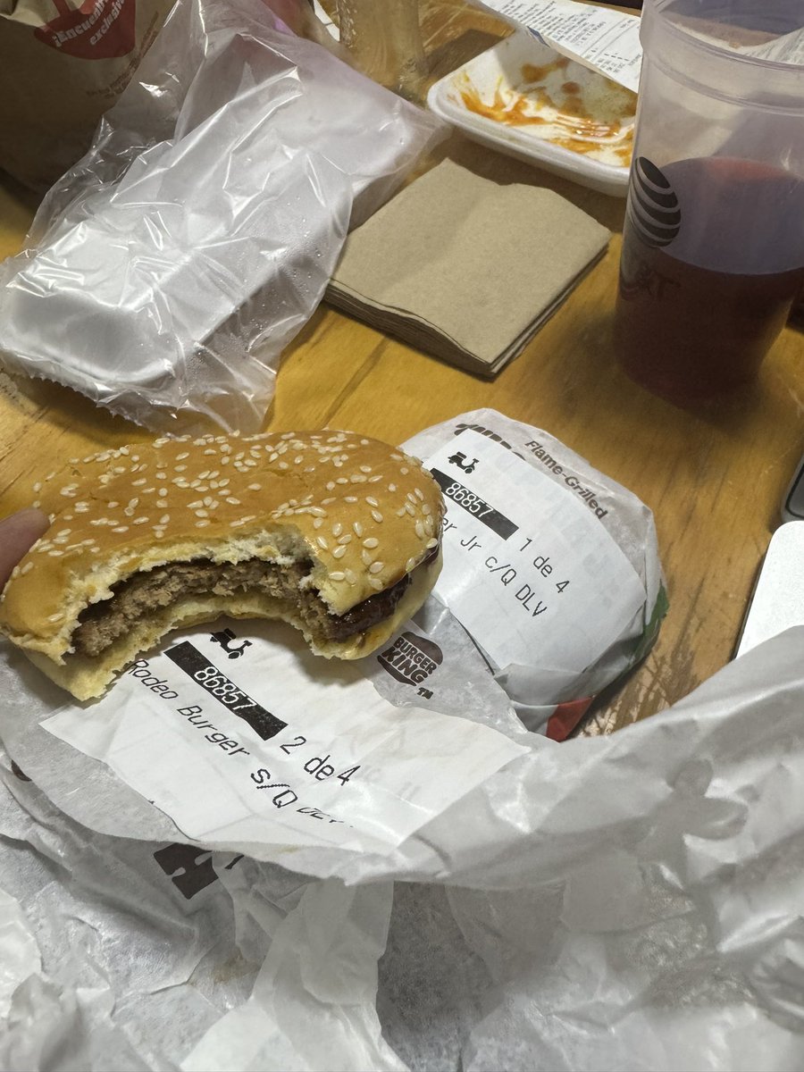 PeimbertAlex's tweet photo. @BurgerKing y @BurgerKingMX pagué $200 por una carne y pan!! Que pex, y papás que lit venían con tierra de que se les cayeron!! La pedí por @Uber_MEX @UberEats https://t.co/6RJv0PvtTy