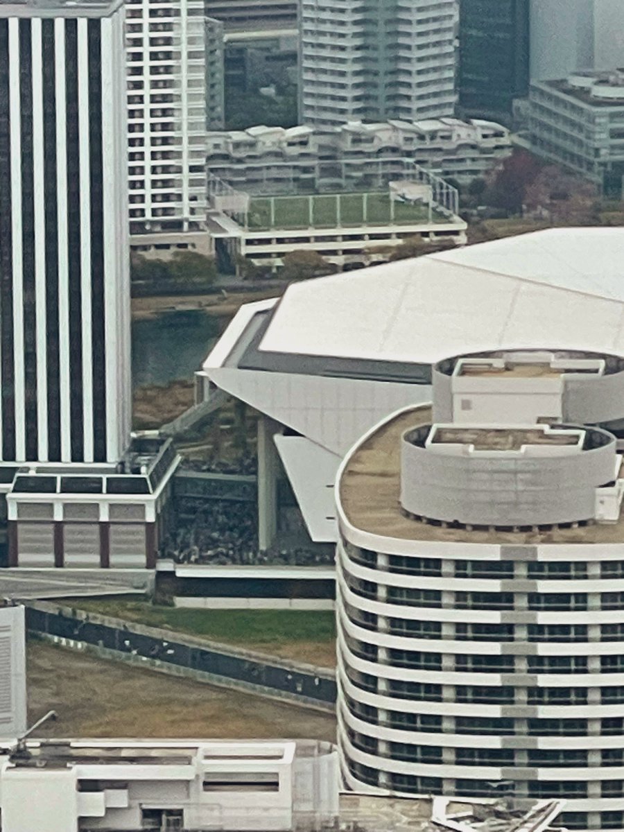 upaaan's tweet photo. 物販行った後会場からホテル見えてるからホテルもまたこちらを見ている…👁️👁️のではと思って部屋から見たらKアリーナビューだったので開演３０分くらいのひしめく人を撮った https://t.co/q3ch5vcxTw