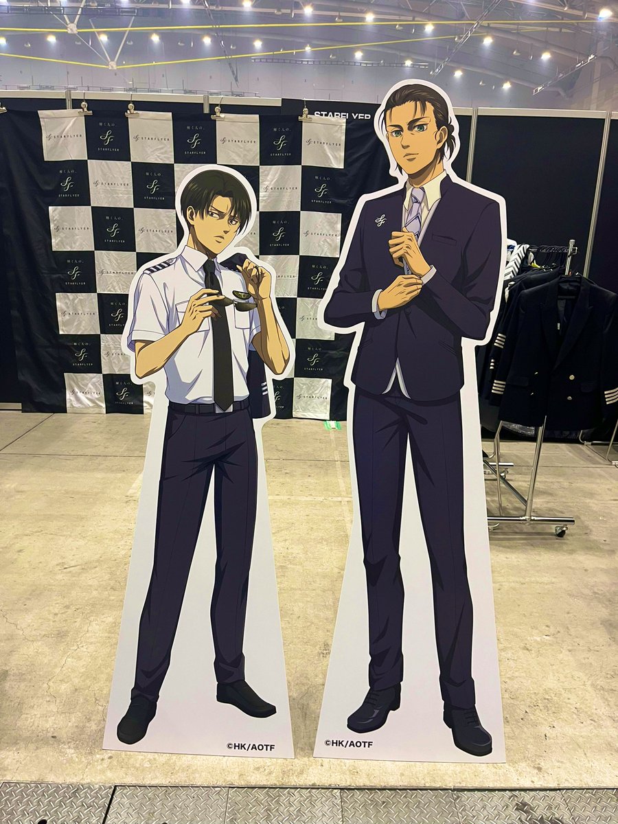*aot selalu ketawa kalo standee eren sama Levi sebeleahan, jomplang banget