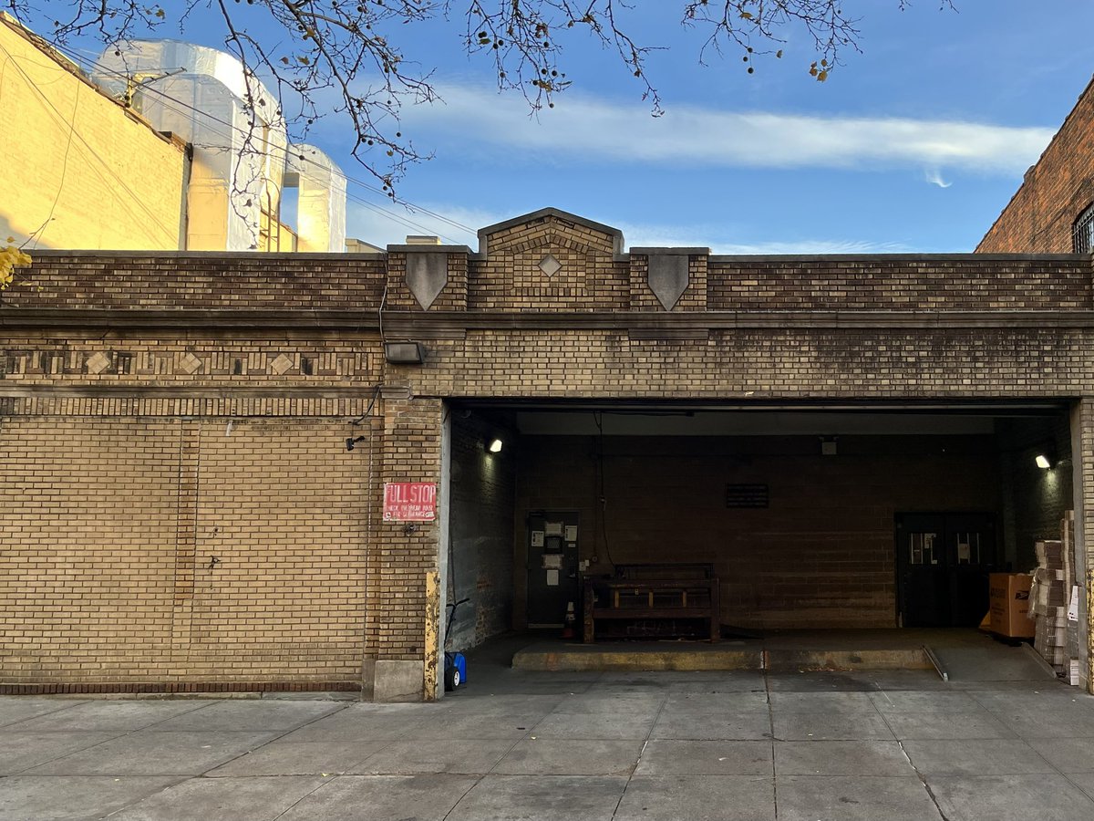 Varied Viewpoints #326: Pick Up/Drop Off. #greenpoint #brooklyn #usps #streetview #architecture #newyorkstreet #newyork #newyorkcity #seeyourcity #allstreetshots #photolovers #iphone13 #shotoniphone #iphonephotography #photoaday #photoadaynov #photoadaynovember