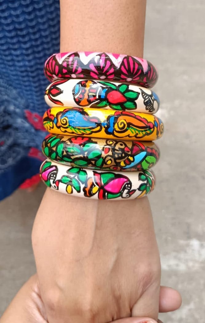mithilakritihub's tweet photo. 😊🌞 Beautiful morning to all.🌞🍁
🏵️🏵️Single pc or single pc set/ Bangle set (material- Lac) with mithila painting design.
🔆🔆Party, traditional, fashion wear bangles looks very attractive and matches for all types of fashion.
#bangles #mithilaart #bangleart #handmadepainting https://t.co/pJxCTz7wce