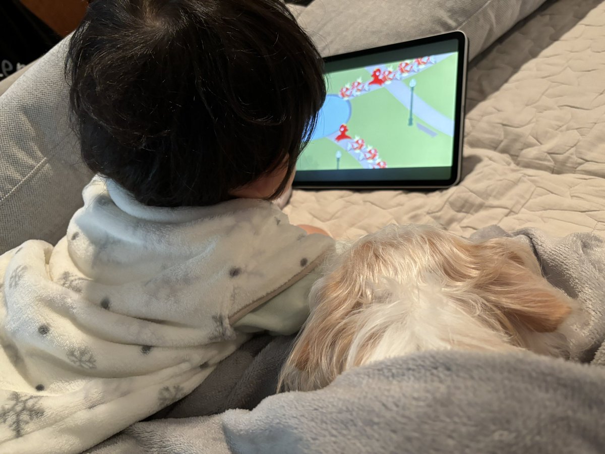 JackRussell_wwf's tweet photo. ワンの側にわざわざ持ってって観てるw https://t.co/fbjOoubRua